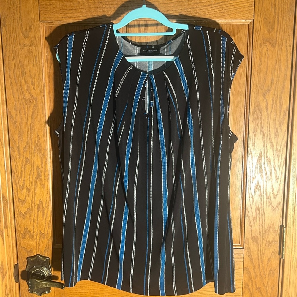Pleated keyhole neck